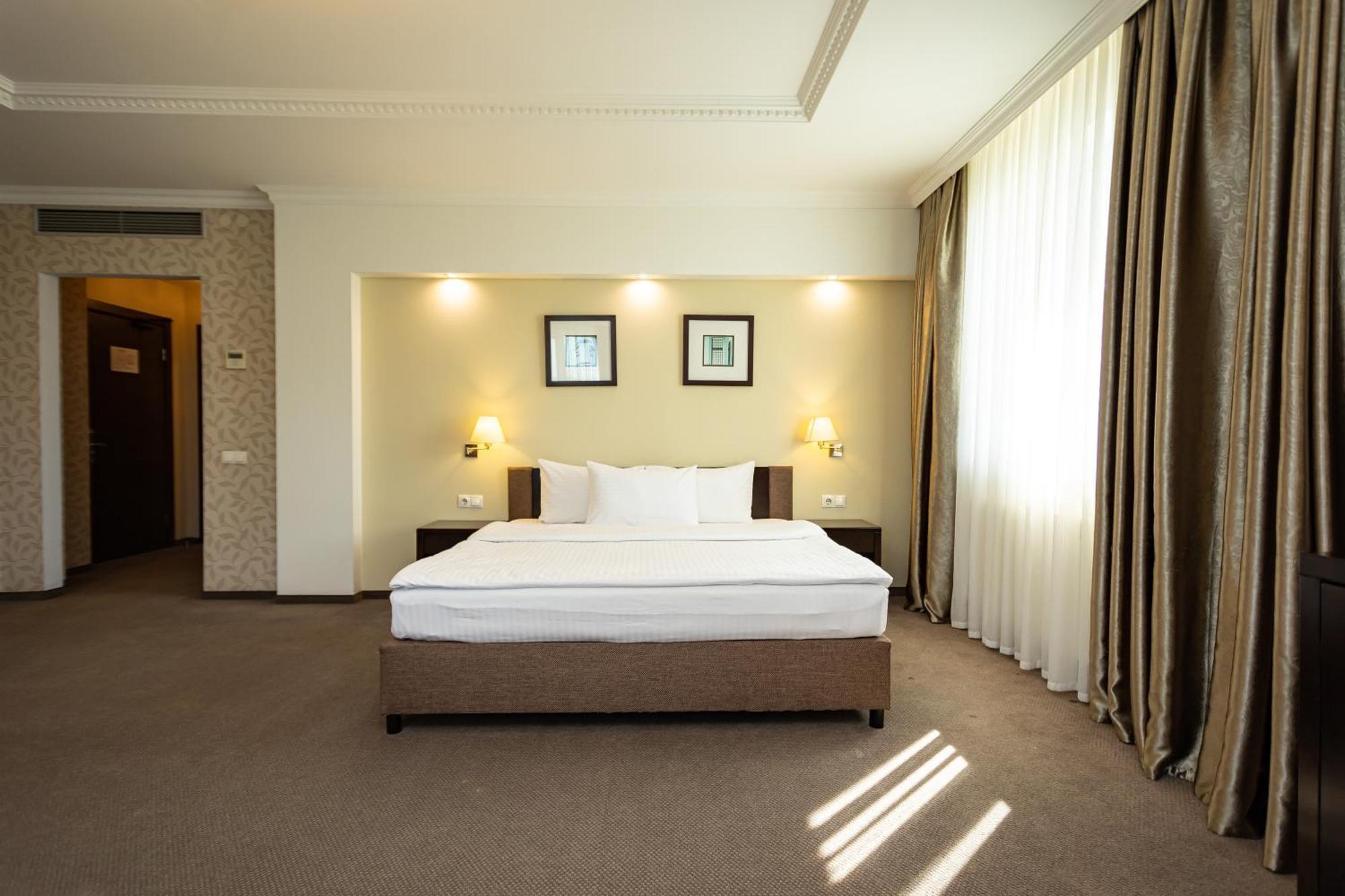 Riverside- Hotel And Mice チェルニーヒウ エクステリア 写真